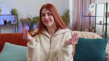 Zengin, neşeli, israf eden, etrafa para saçan, el hareketi yapan, daha fazla bahşiş veren, büyük kar getiren, piyango kazanan, vücut dili olan, paylaşan, kutlayan bir kadın. Kızıl saçlı kız evde, dairede.