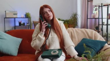 Genç, yorgun, uykulu, üzgün kadın evde antika bir telefondan konuşuyor. İlgisiz kızıl saçlı kız, kanepede oturan yardım hattıyla can sıkıcı bir konuşma yapıyor.