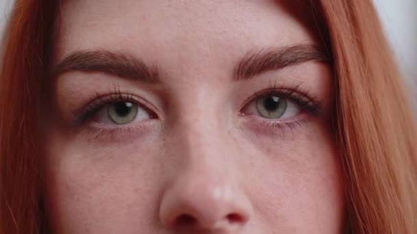 Extremt Närbild Makro Porträtt Leende Ung Kvinna Fräknar Ansikte Rödhåriga — Stockvideo