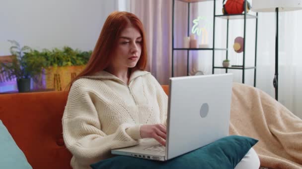 Trött Frilansare Rödhårig Kvinna Använder Laptop Lider Huvudvärk Spänningar Och — Stockvideo