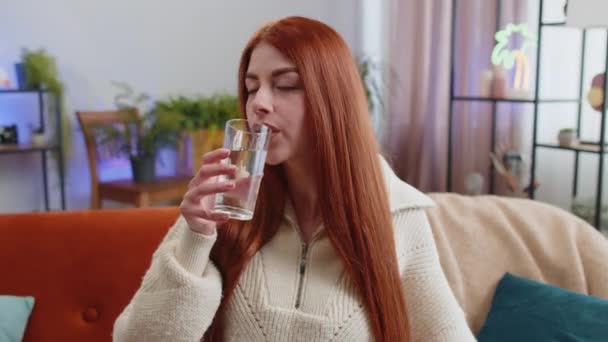 Διψασμένη Κοκκινομάλλα Που Κρατάει Ένα Ποτήρι Φυσικό Νερό Κάνει Τις — Αρχείο Βίντεο