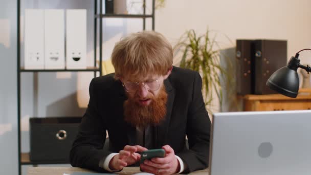 Unge Forretningsmand Jakkesæt Bruger Smartphone Skrive Browsing Mister Bliver Overrasket – Stock-video