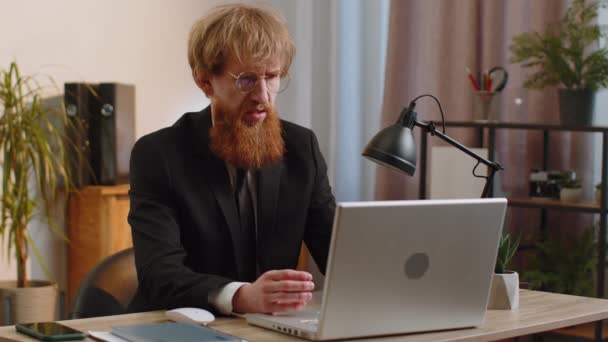 Homem Negócios Chocado Irritado Enquanto Trabalhava Laptop Problema Inesperado Site — Vídeo de Stock