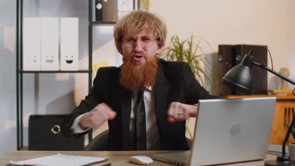Боже Мой Вау Счастливый Удивленный Молодой Бородатый Бизнесмен Работающий Ноутбуке — стоковое видео