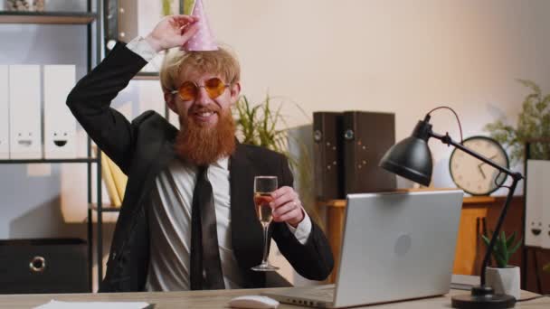 Young Business Man Wears Sunglasses Festive Cap Drinking Champagne Workplace – Stock-video