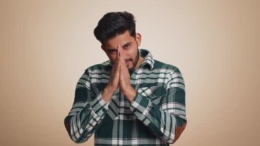 Kötü fikir. Sinsi, genç Hintli bir adam komplo kuruyor kurnaz bir ifadeyle kurnaz bir plan düşünüyor intikam ya da şeytani bir şaka. Hintli adam bej renkli stüdyoda tek başına izole edilmiş.