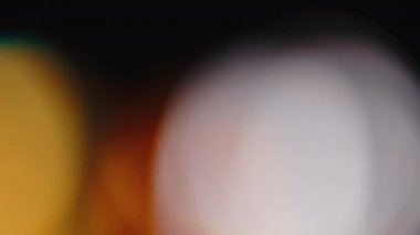 Işık sızıntısı 4K görüntüsü. Lens parlaklığı bokeh örtüleri, yanan alev arka planı. Görüntülerinizi birleştirmek, videoyu biçimlendirmek, dönüşümleri sağlamak için. Odaklanmış lamba flaş ışını etkisi. Işık titreşimleri ve ışıltı