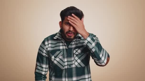 Uomo Indiano Barbuto Sensazione Disperazione Solitudine Esaurimento Nervoso Perde Diventando — Video Stock
