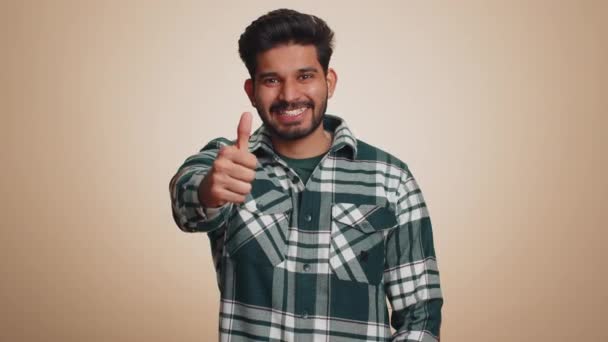 Типа Индийский Молодой Человек Рубашке Поднимает Большие Пальцы Вверх Соглашается — стоковое видео