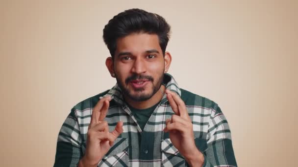 Szczęśliwy Szczęśliwy Indianin Człowiek Kciuki Krzycząc Świętując Sukces Wygrana Urodziny — Wideo stockowe