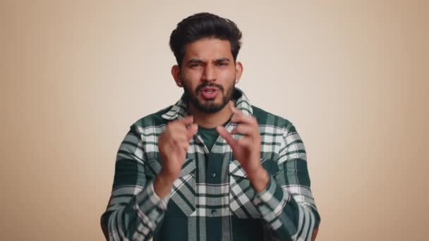 Нужно Пожалуйста Дай Индийский Мужчина Показывает Немного Жеста Скептической Улыбкой — стоковое видео