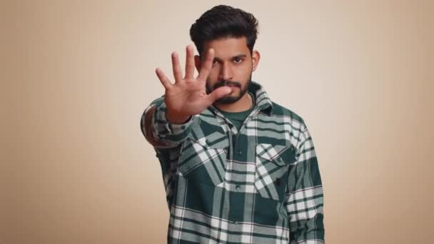 Indiano Homem Dizer Hold Palma Dobrada Mãos Cruzadas Stop Gesto — Vídeo de Stock