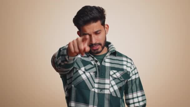 Salut Toi Jeune Homme Indien Souriant Avec Enthousiasme Pointant Vers — Video