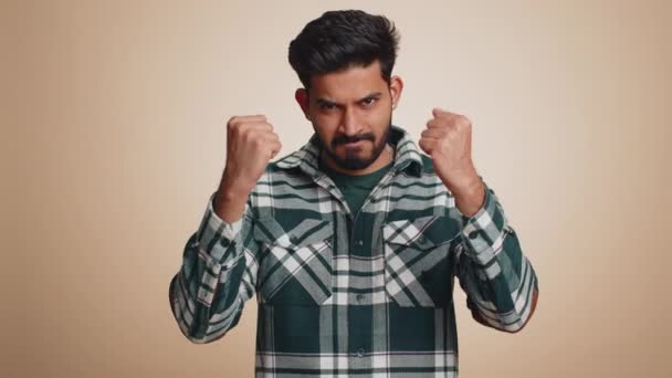 Agressivo Irritado Jovem Indiano Tentando Lutar Câmera Balançando Punho Boxe — Vídeo de Stock