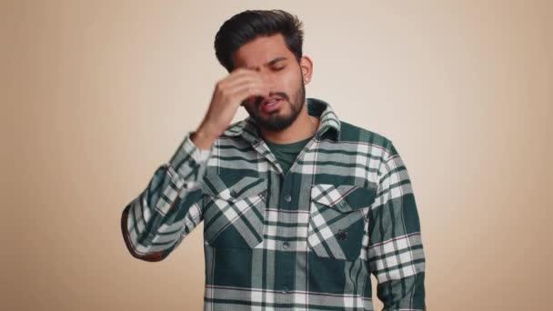 Niezdrowy Młody Indianin Kaszel Zakrywający Usta Ręką Nudności Alergia Lub — Wideo stockowe