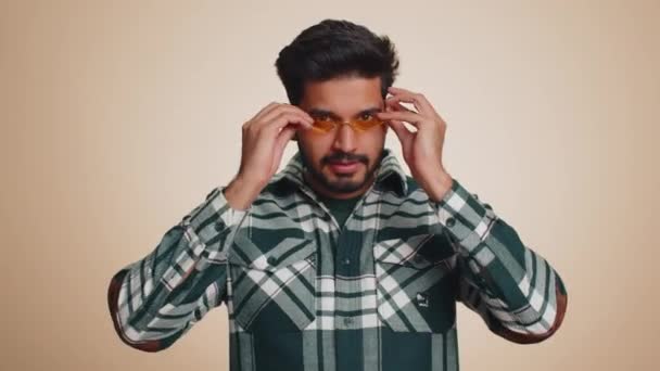Porträtt Förförisk Ung Indian Man Bär Gula Sommarsolglasögon Charmigt Leende — Stockvideo