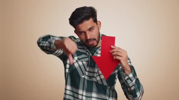 Overstuur Indiaanse Man Toont Rode Pijl Naar Beneden Wijzen Concept — Stockvideo
