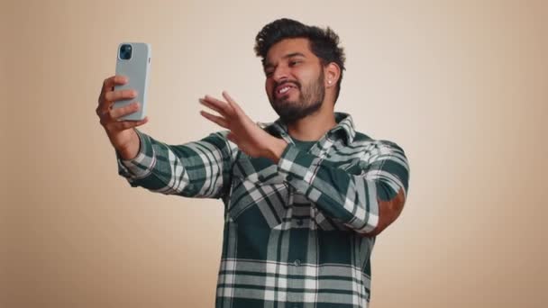 Hombre Indio Blogger Viajero Tomando Selfie Teléfono Inteligente Comunicando Videollamada — Vídeo de stock