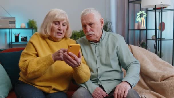 Senior Familj Morföräldrar Man Kvinna Använder Smartphone Skriva Surfning Förlorar — Stockvideo