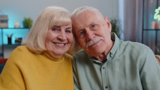 Feliz Anciano Anciano Familia Pareja Abrazo Riendo Sonriendo Mirando Cámara — Vídeo de stock