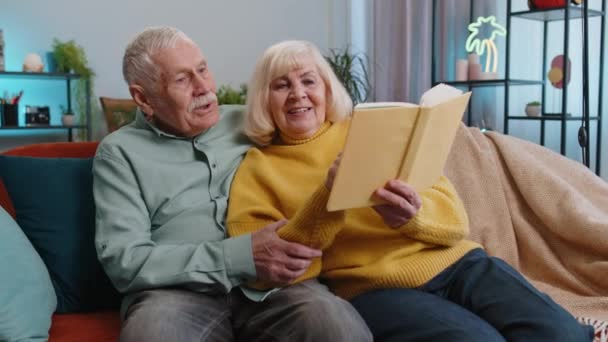 Starsi Dziadkowie Rodziny Mężczyzna Kobieta Czyta Ciekawe Książki Rozmawia Śmieje — Wideo stockowe