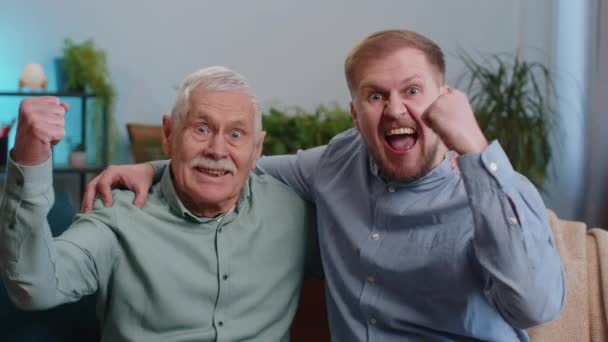 Yaşlı Gri Saçlı Büyükbaba Genç Yetişkin Erkek Torunu Bağırıyor Başarıyı — Stok video
