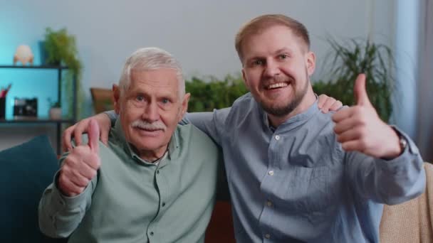 뭐랄까 백발의 할아버지와 남성의 손자가 엄지손가락을 긍정적 긍정적 피드백을 보내는 — 비디오