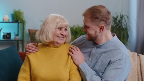 Büyük Annenin Portresi Yetişkin Bir Erkek Torunun Mutlu Kucaklaşmalar Yaşlı — Stok video