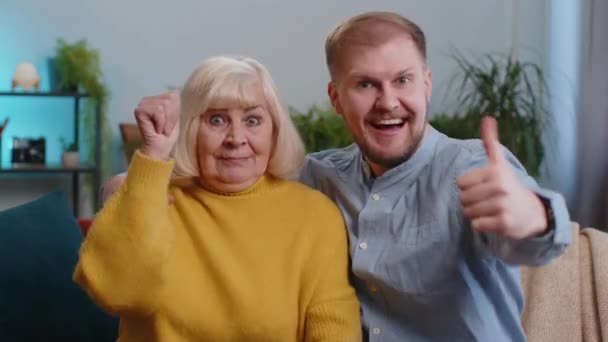 Mint Például Boldog Idősebb Nagymama Férfi Unokával Aki Felemeli Hüvelykujját — Stock videók
