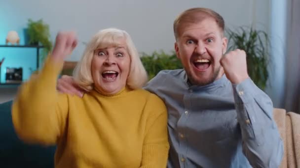 Anziano Nonna Con Giovane Adulto Nipote Urlando Celebrando Successo Vittoria — Video Stock