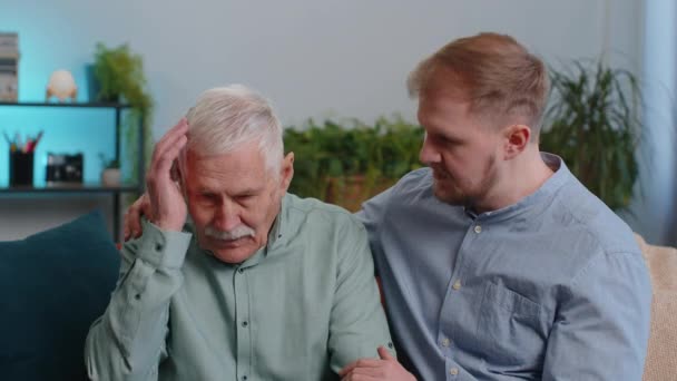 Yetişkin Erkek Torun Büyükbabaya Psikolojik Destek Veriyor Sağlık Sorunları Kriz — Stok video