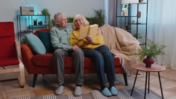 Starsi Dziadkowie Rodziny Mężczyzna Kobieta Czyta Ciekawe Książki Rozmawia Śmieje — Wideo stockowe
