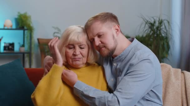 大人の男孫をサポートし 高齢者の祖母に心理的な助けを与える 健康問題 ローン 思いやり 息子は謝罪を求めるストレスのあるお母さんに — ストック動画