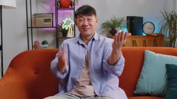 Halo Pria Tampan Asia Tersenyum Ramah Pada Kamera Dan Melambaikan — Stok Video