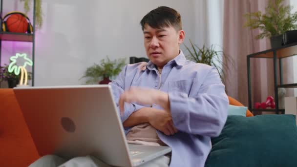 Hombre Asiático Disgustado Utilizar Portátil Portátil Escritura Navegación Trabajo Pierde — Vídeo de stock