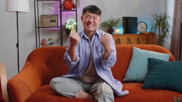 Boldog Ázsiai Férfi Kiabál Ünnepli Siker Győzelem Cél Elérése Hír — Stock videók