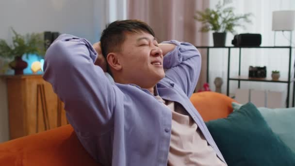 Yorgun Asyalı Adamın Portresi Evdeki Kanepede Dinlenmekten Zevk Alıyor Mutlu — Stok video