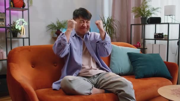 Zuřivý Asijský Pohledný Muž Křičí Stresem Napětí Problémy Bolest Panika — Stock video