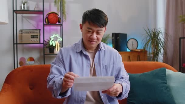 Asiatischer Mann Öffnet Briefumschlag Und Liest Ihn Karrierewachstum Förderung Bankkredit — Stockvideo