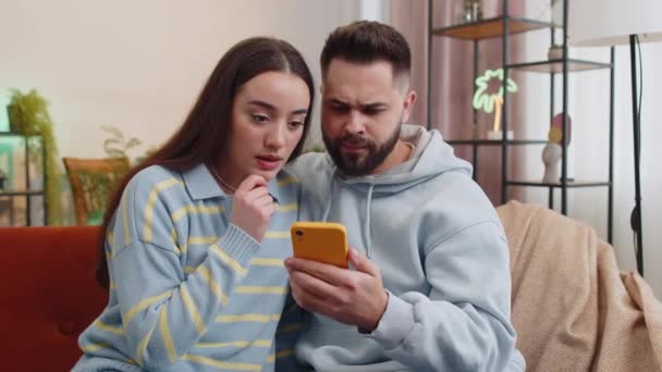 Νεαρή Οικογένεια Παντρεμένο Ζευγάρι Άντρας Γυναίκα Χρησιμοποιούν Smartphone Πληκτρολογώντας Περιήγηση — Αρχείο Βίντεο
