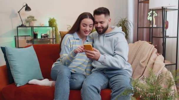 Familia Matrimonio Uso Teléfono Inteligente Móvil Descubierto Gran Victoria Buenas — Vídeos de Stock