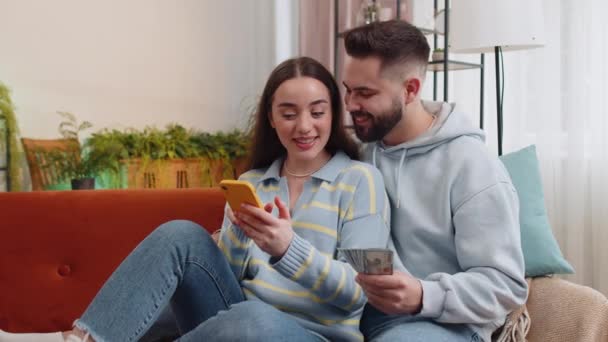 Familienhaushalt Planen Lächelnde Familie Ehepaar Mann Frau Zählt Geld Bargeld — Stockvideo