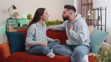 Agresif aile, evde birbirine bağıran, kavga eden evli çift erkek kadın. Boşanma, çatışma, kriz, mal paylaşımı. Sinirli karı koca oturma odasındaki kanepede.