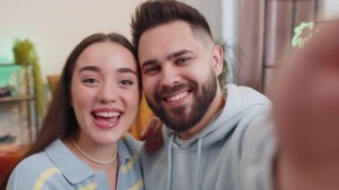 Aile içi evliliğin POV 'u, selfie vlog sosyal medya video bloğu alan erkek kadın, kamera paylaşımına gülen takipçilerle iletişim kuran, internetten arama yapan. Karı koca birlikte.
