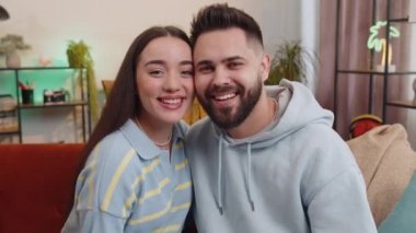 Mutlu, gülümseyen aile evliliğinin portresi. Kameraya bakan, sarılan, Cheech 'i kucaklayan evli çift. Çekici karı koca kanepede birlikte gülüyor. Ev hayatı.