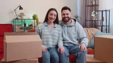 Genç bir aile çifti olan erkek, el ele tutuşarak yeni evin çatı şeklini, mutlu ev sahiplerinin, kiralık dairenin, banka kredisinin, sigortanın sembolünü oluşturuyor. Karı koca kanepede yatıyor.