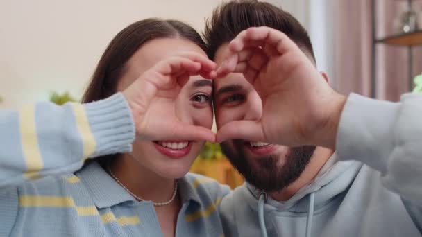 남녀는 사랑의 상징으로 카메라에 사인을 낭만적 감정을 표현하고 가정에서 긍정적 — 비디오