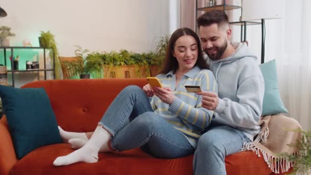 Familie Ehepaar Mann Frau Mit Kreditkarte Und Smartphone Während Der — Stockvideo