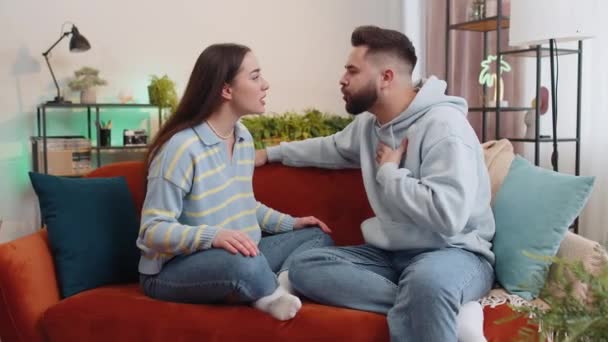 Aggressives Familienehepaar Das Sich Streitet Und Sich Hause Anbrüllt Scheidung — Stockvideo