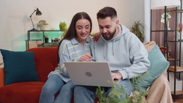 Überglücklich Familienehepaar Mann Frau Mit Laptop Feiern Großen Großen Gewinn — Stockvideo